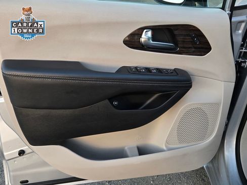 Used 2023 Chrysler Pacifica Limited FWD image 10