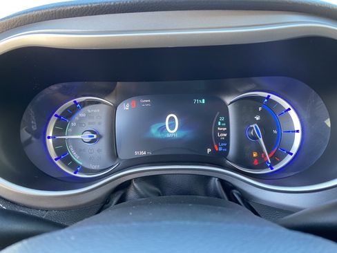 Used 2023 Chrysler Pacifica Touring-L FWD image 30