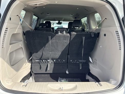 Used 2024 Chrysler Pacifica Touring-L FWD image 19