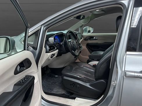 Used 2020 Chrysler Pacifica Touring-L FWD image 21