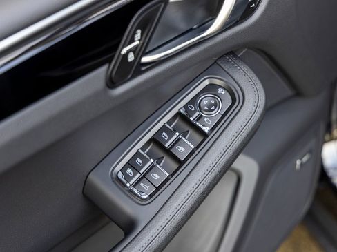 Certified 2025 Porsche Macan AWD/4WD image 25