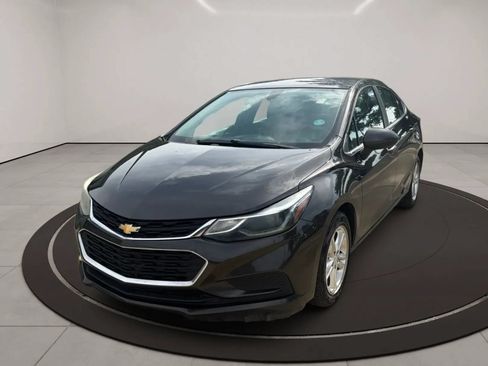 Used 2017 Chevrolet Cruze LT FWD image 4