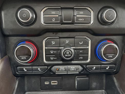 Used 2022 Chevrolet Suburban Z71 w/ Luxury Package image 21