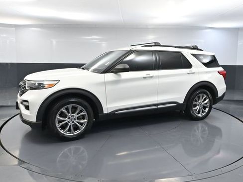 Used 2020 Ford Explorer XLT w/ Equipment Group 202A image 11