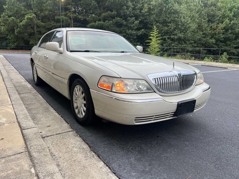 Used 2006 Lincoln Town Car Signature image 4