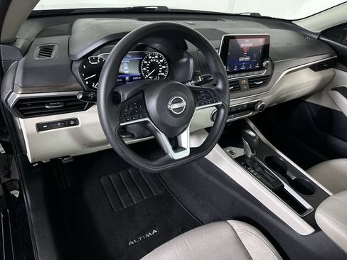 Used 2025 Nissan Altima 2.5 SV FWD image 10