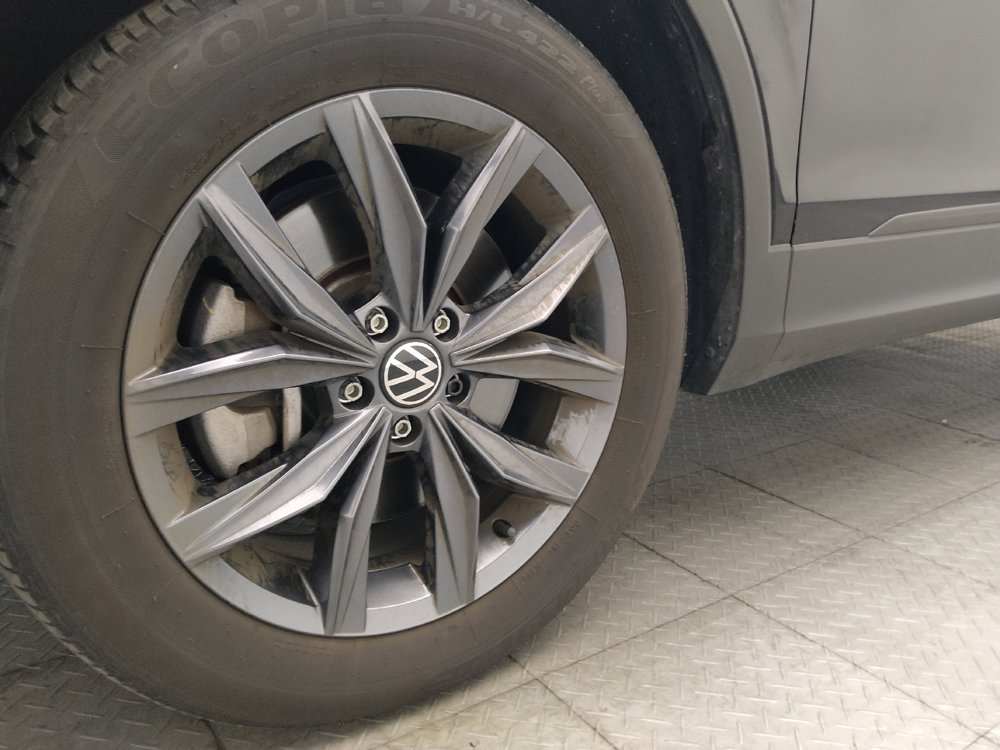 Used 2023 Volkswagen Tiguan SE w/ Panoramic Sunroof Package FWD image 31