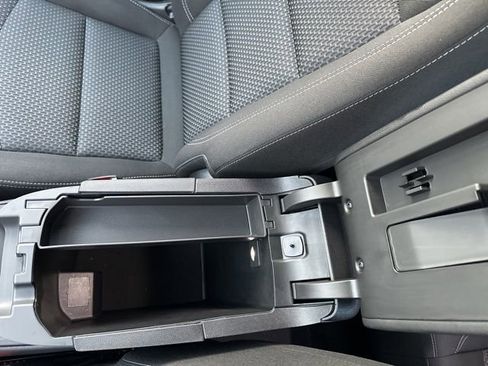 Used 2024 GMC Terrain SLE image 32