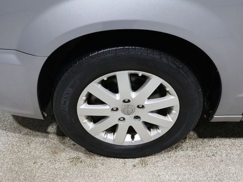 Used 2014 Chrysler Town & Country Touring image 9