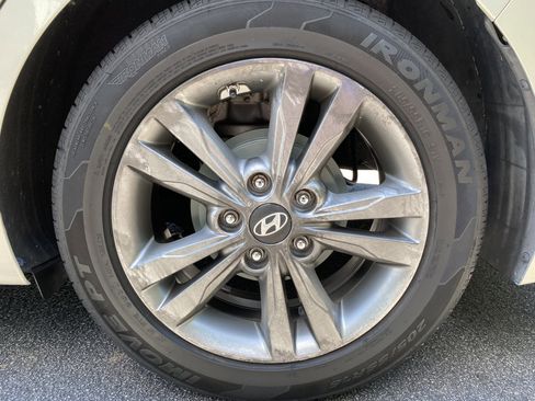 Used 2017 Hyundai Elantra SE FWD image 37