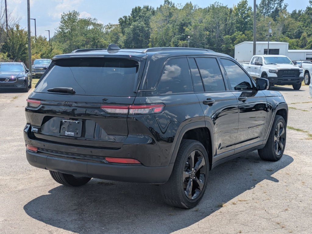 Used 2023 Jeep Grand Cherokee Altitude RWD image 3