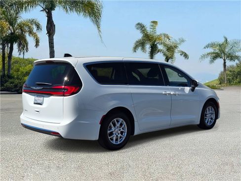 Certified 2023 Chrysler Pacifica Touring-L image 4