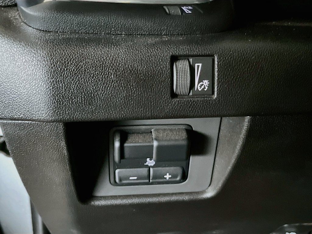 Used 2025 GMC Canyon Elevation w/ Technology Package AWD/4WD image 10