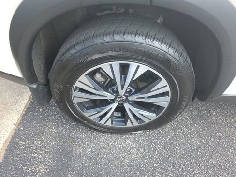 Used 2023 Nissan Rogue SV image 6