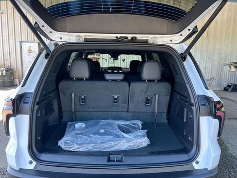 New 2026 Chevrolet Traverse LT w/ Driver Confidence Package AWD/4WD image 25