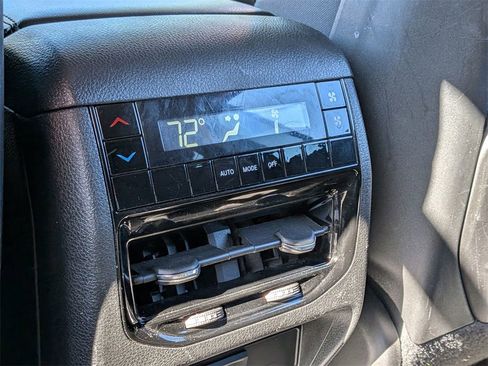 Used 2024 Jeep Grand Cherokee L Laredo image 22