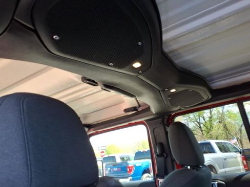 Used 2025 Jeep Wrangler Unlimited Sahara AWD/4WD image 9