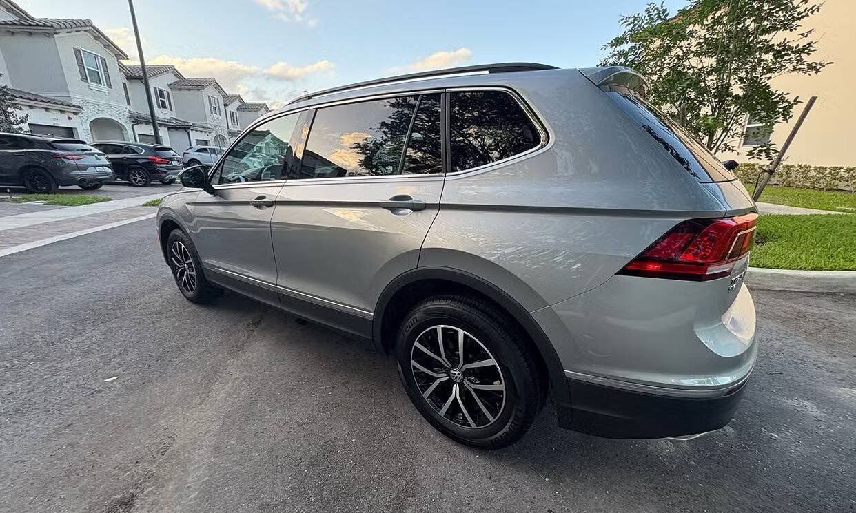 Used 2021 Volkswagen Tiguan SE w/ Panoramic Sunroof Package FWD image 2