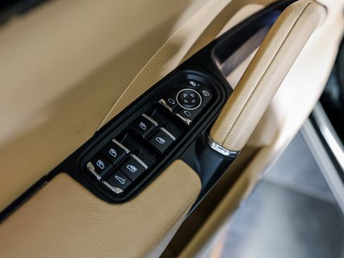 Certified 2017 Porsche Cayenne Platinum Edition image 23