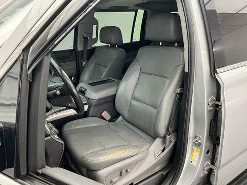 Used 2019 Chevrolet Suburban LT image 4
