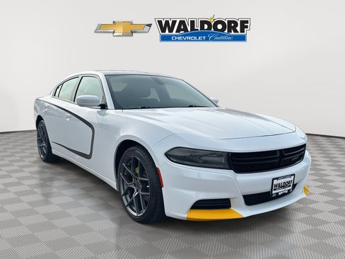 Used 2019 Dodge Charger SXT image 1