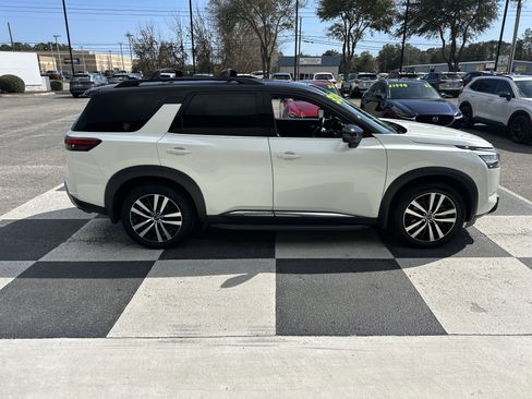 Used 2023 Nissan Pathfinder Platinum image 3