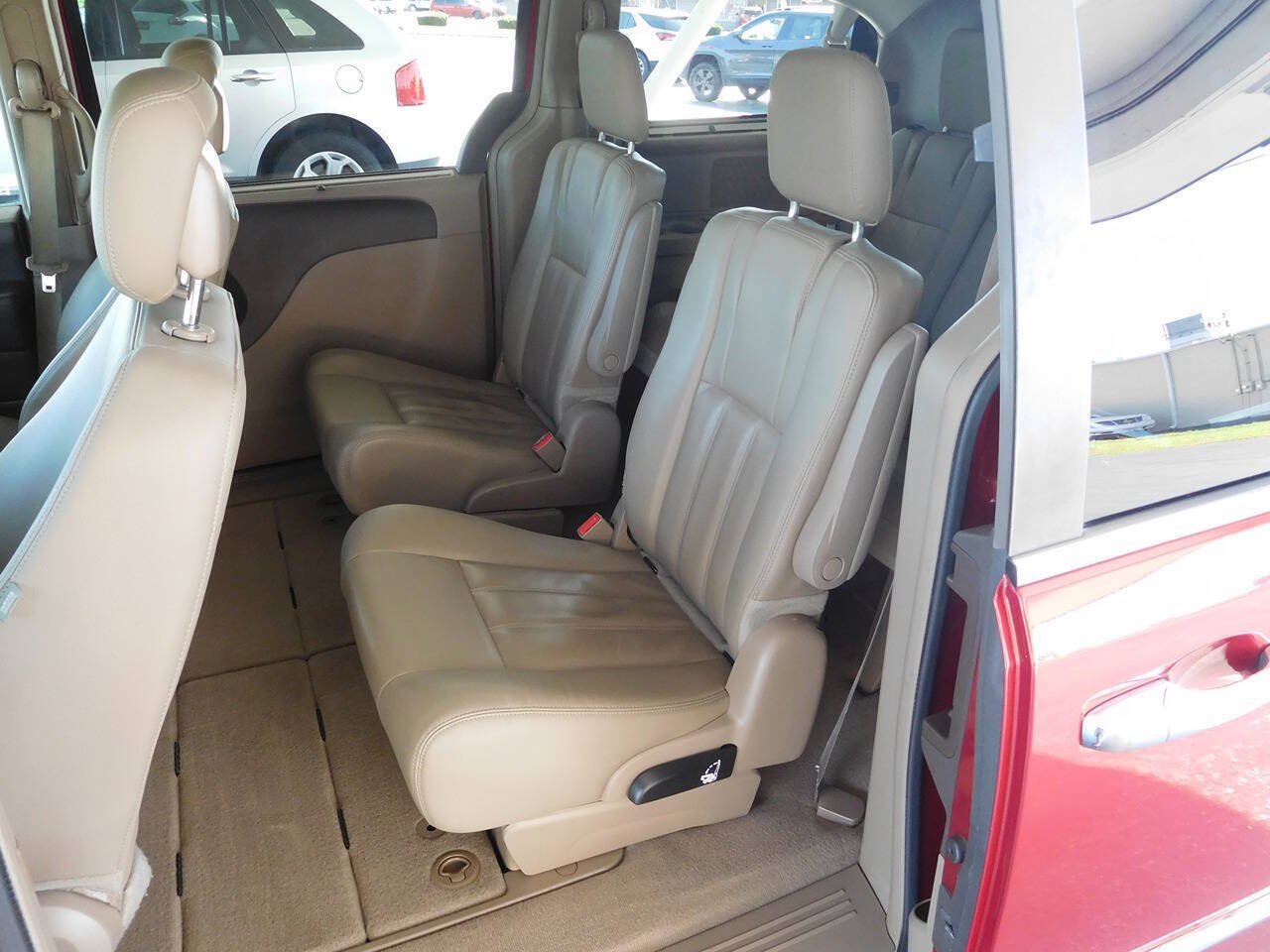 Used 2016 Chrysler Town & Country Touring w/ Driver Convenience Group FWD image 14