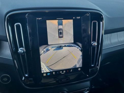 Used 2025 Volvo XC40 B5 Plus image 28