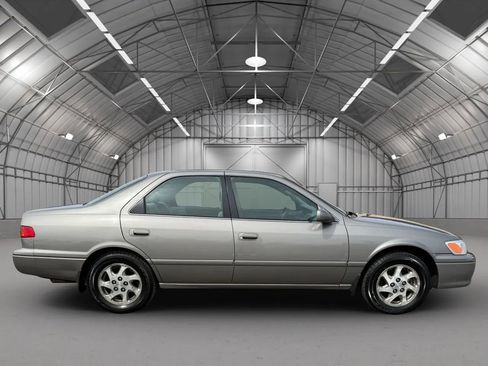 Used 2000 Toyota Camry LE FWD image 3