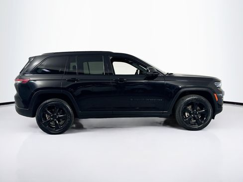 Used 2023 Jeep Grand Cherokee Altitude AWD/4WD image 4
