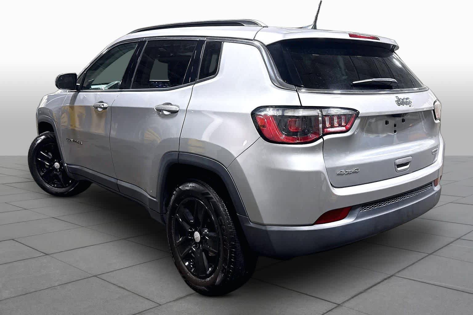 Used 2022 Jeep Compass Latitude w/ Sun and Sound Group AWD/4WD image 23