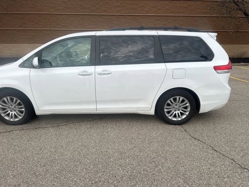Used 2013 Toyota Sienna XLE w/ Entertainment Pkg image 15