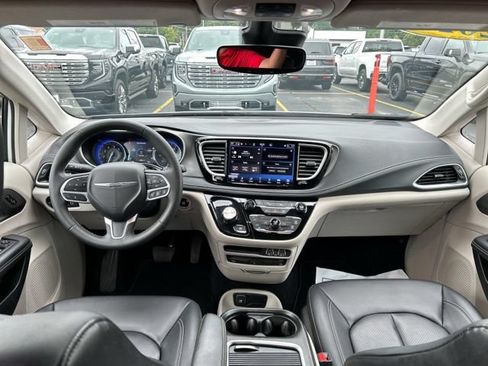 Used 2024 Chrysler Pacifica Touring-L w/ Uconnect Theater Family Group FWD image 24