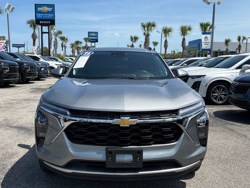 Used 2025 Chevrolet Trax LT w/ LT Convenience Package FWD image 3