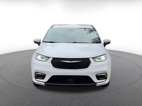 Used 2023 Chrysler Pacifica Touring-L image 4