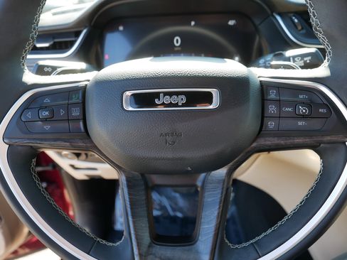 Used 2025 Jeep Grand Cherokee Limited w/ Luxury Tech Group II image 25