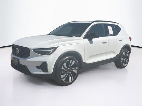 Used 2025 Volvo XC40 B5 Plus AWD/4WD image 3