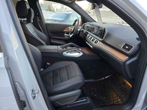 Used 2025 Mercedes-Benz GLS 580 4MATIC image 11