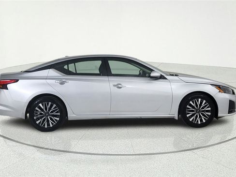 Used 2023 Nissan Altima 2.5 SV FWD image 6