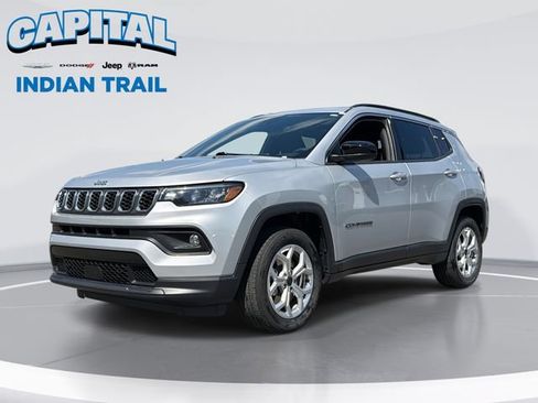 Used 2025 Jeep Compass Latitude AWD/4WD image 1