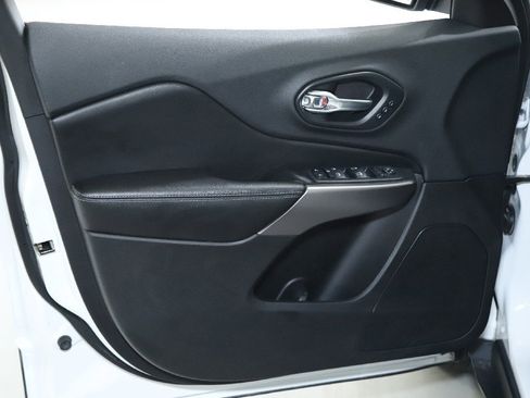 Used 2019 Jeep Cherokee Limited image 15