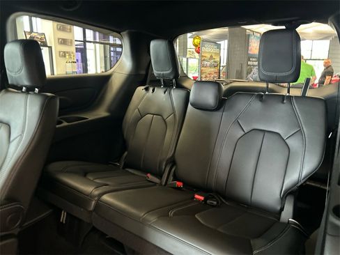 New 2025 Chrysler Pacifica Select image 29