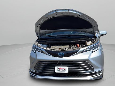 Used 2022 Toyota Sienna Platinum AWD/4WD image 25