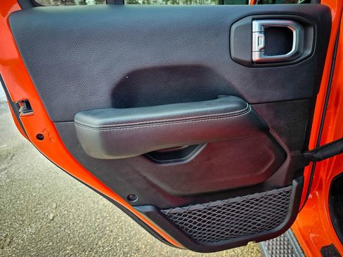 Used 2018 Jeep Wrangler Unlimited Sahara image 29