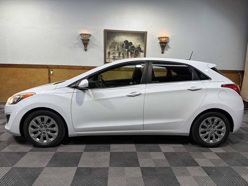 Used 2017 Hyundai Elantra GT image 2