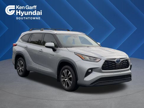 Used 2020 Toyota Highlander XLE AWD/4WD image 1