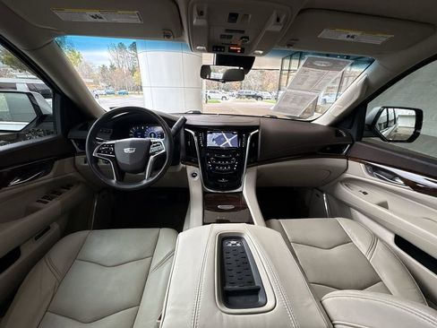 Used 2017 Cadillac Escalade ESV Luxury image 21