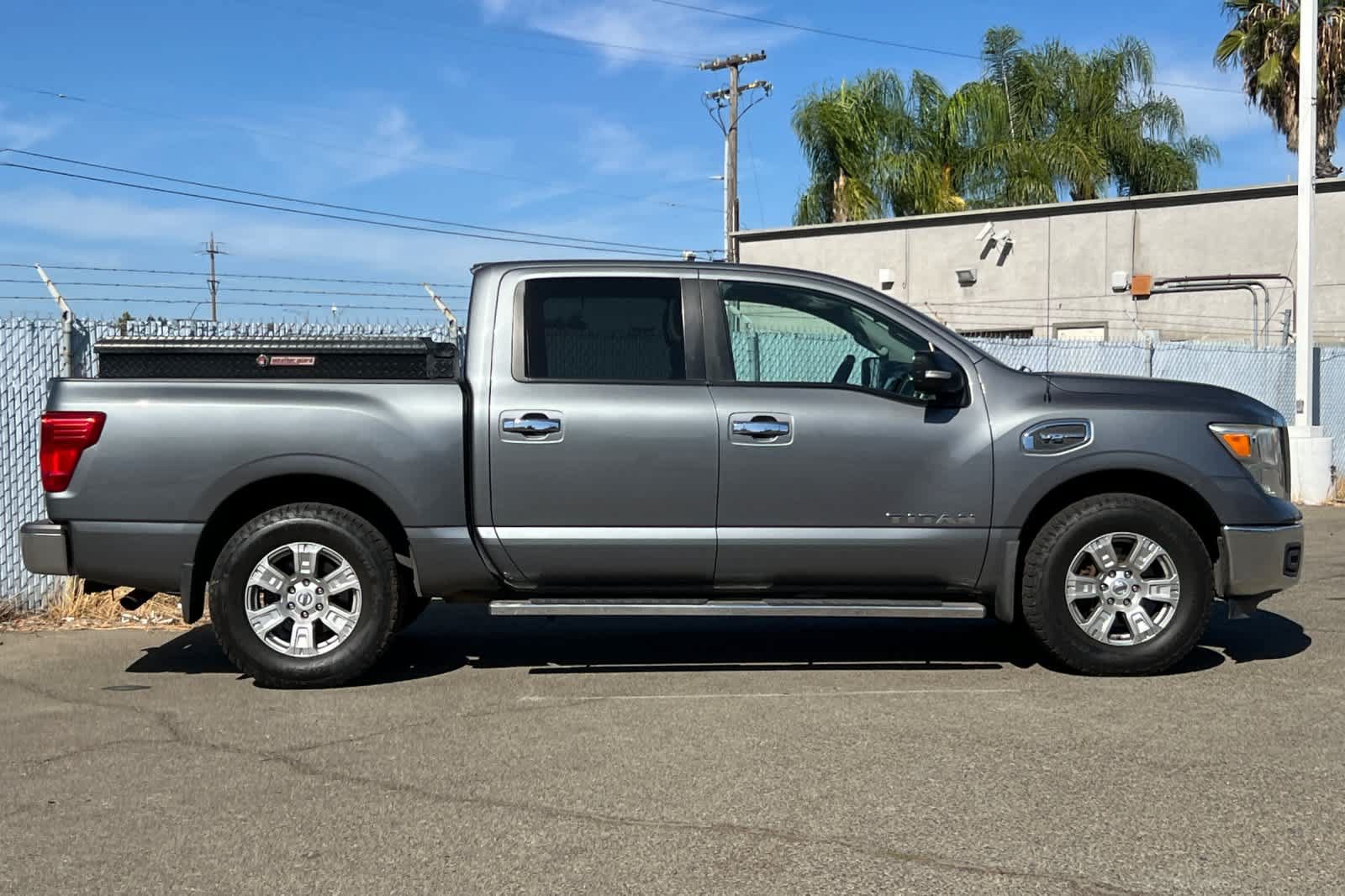 Used 2017 Nissan Titan SV AWD/4WD image 6
