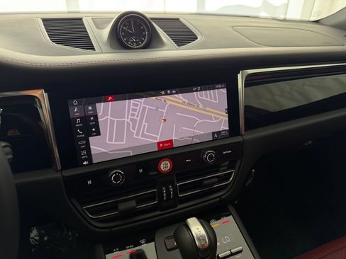 Used 2026 Porsche Macan AWD/4WD image 23
