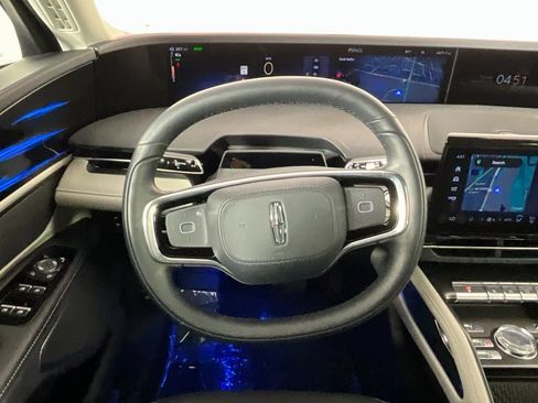 Used 2025 Lincoln Nautilus Premier image 11